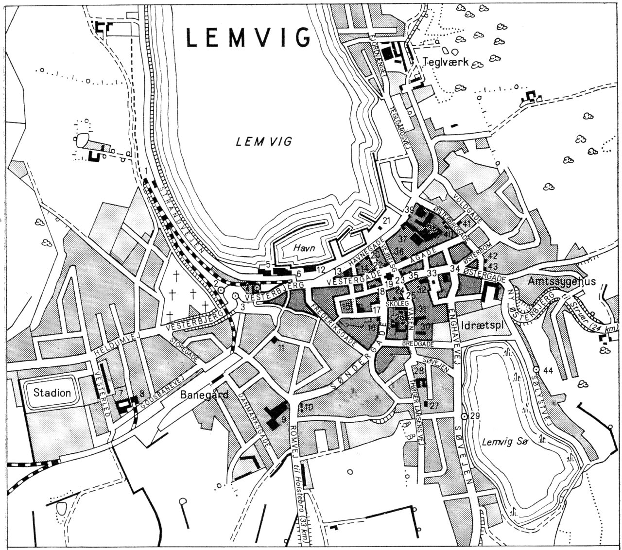 (Kort). 1 Pavillon2 Mindesten (Schiøtt-Christensen)3 Mindesten (Chr. Aaberg)4 Museum. Buste (Thøger Larsen)5 Lemvig Filetfabrik6 Køle- og Frysehus7 Samlestald8 Offentligt Slagtehus9 Tærskeværksfabrik10 Zoneredningskorpset11 Skt. Johannes Kirke (Valgmenighedskirke)12 Auktionshal13 Spare- og lånekassen for Lemvig købstad og omegn14 Toldkammer15 Posthus og telegrafstation16 Teknisk skole17 Jespersens Hotel18 Lemvig Folkebank19 Apotek20 Sømandshjemmet21 Skibsværft22 Lindemanns Hotel23 Vor Frue Kirke24 Brandstation25 Centralbibliotek26 Kommuneskole. Administrationsbygn.27 Børnehjem28 De gamles Hjem29 Mindesten (Ole Nygaard)30 Missionshus. Børnehave31 Industrihotellet32 Råd- og tinghus33 Rutebilstation34 Missionshotellet35 Lemvig Bank36 Turistbureau37 Tømmerhandel38 Svineslagteri39 Trælasthandel40 Falcks Redningskorps41 Politigården42 Dommerkontor43 Metodistkirke44 Mindesten (Th. Stauning)G. E. C. Gads ForlagRevideret 1961. Geodætisk Institut. Eneret