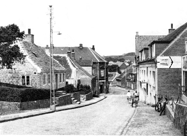 (Foto). Søndergade set mod nordøst ned over byen. I baggrunden bakkeskråningen på den anden side af Lemvigs tunneldal.