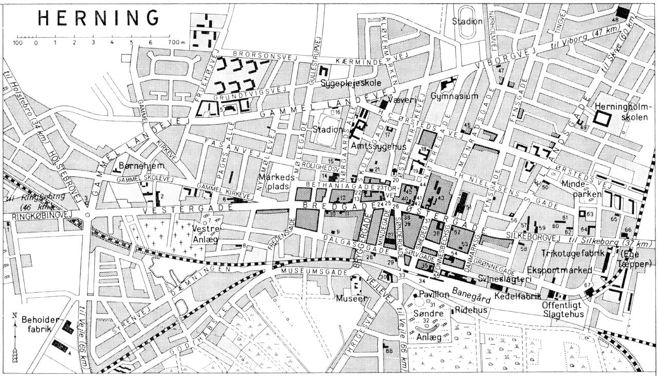 (Kort). 1 Falcks Redningskorps2 Vestervangsskolen3 Statue (Uldjyden)4 Jysk Aluminium Industri5 Skt. Johannes Kirke6 Herning Klædefabrik7 Mindesmærke (E. M. Dalgas)8 Zoneredningskorpset9 Bibliotek10 Centralhotellet11 Folkebanken for Herning og omegn12 Højskolehjemmet13 Missionshotellet14 Karosserifabrik15 Midtjysk Trikotagefabrik16 Badeanstalt. Friluftsbad17 Trikotagefabrik18 De gamles Hjem19 Nørregades Skole20 Herning Kirke21 Brandstation22 Bethaniagades Skole23 Rådhus24 Løveapoteket25 Jysk Grundejer-Kreditforening Herning Hede - og Discontobank26 Hotel Eyde27 Herning Jern- og Stålforretning28 Ungdomsgård. Vandrerhjem29 Håndværkerforeningens Stiftelse30 Strikvarefabrik31 Mindesmærke (Thomas Nielsen)32 Mindesmærke (H. Pontoppidan)33 Rutebilstation34 Posthus og telegrafstation35 Hotel Princess36 Hotel Herning37 Bonusbanken38 Hammerum Herreds Spare- og Lånekasse39 Herning Handels- og Landbrugsbank40 Ting- og arresthus41 Dommerkontor. Politigård42 Østergades Apotek43 Trælasthandel44 Håndværkerforening45 Teknisk Skole46 Valgmenighedskirke47 Mormonkirke48 Herning Jern- og Stålforretning49 Trikotagefabrik50 Børnehave51 Herning-Hallen52 Turistbureau53 Apostolsk Kirke54 Maskinfabrik55 Toldkammer56 Trikotagefabrik (Edelweiss)57 Trikotagefabrik (Creda)58 Trikotagefabrik59 Trikotagefabrik (Chiki)60 Trikotagefabrik61 Trikotagefabrik62 Midtjysk Konfektionsfabrik63 Skjortefabrik (Angli)64 Trikotagefabrik (Cashi)65 Trikotagefabrik (Biggie)66 Trikotagefabrik (Barü og Rüba)67 Sajyka68 Kjolefabrik (Eibi)G. E. C. Gads ForlagRevideret 1961. Geodætisk Institut. Eneret