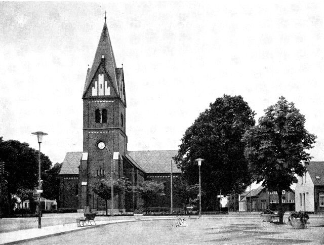 (Foto). Herning kirke set fra syd fra Torvet.