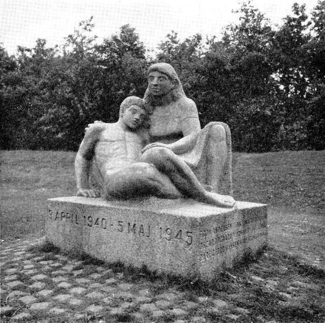 (Foto). Mindesmærket for de faldne 1940–45 i Mindeparken.