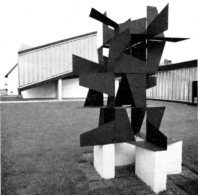(Foto). En stor del af Hernings industriforetagender omgives af haveanlæg, i nogle tilfælde med kunstnerisk udsmykning. Billedet viser en del af A/S Mads Eg Damgaards Fabrikers bygning med skulptur af G. Aagaard Andersen (1957).