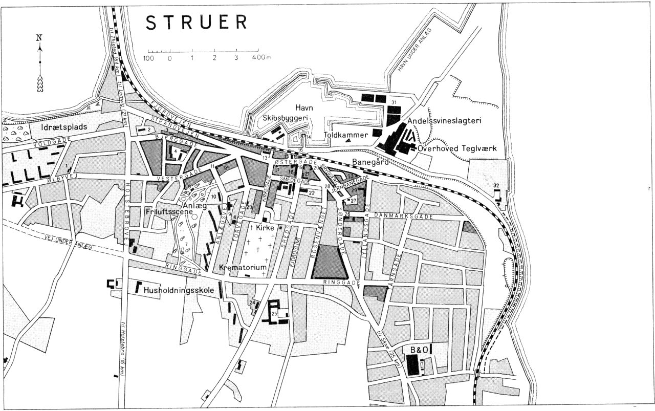 (Kort). 1 Zoneredningskorpset2 Hvilehjemmet3 Falcks Redningskorps4 Struer Borger- og Realskole5 Struer-Pigen6 Pavillon7 Friluftsbad8 Kajakbyggeri9 Bibliotek10 Alderdomshjem11 Teknisk Skole12 Apotek13 Rådhus14 Sarpsborg-Pigen15 Struer Bank16 Turistbureau17 Struer og omegns Sparekasse18 Grand Hotel19 Andelsbanken20 Hotel Struer21 Posthus og telegrafstation Tinghus. Politigård. Dommerkontor22 Teglgården23 Borger- og Håndværkerforeningens Stiftelse24 Brandstation25 Østre Borgerskole26 Vestjysk Plastik Industri27 Joh. Buchholtz hus og museum28 Højskolehjemmet29 Statsgymnasium30 Jernbanehotellet31 Jysk Andels-Foderstofforretning32 OptagelseshjemG. E. C. Gads ForlagRevideret 1961. Geodætisk Institut. Eneret