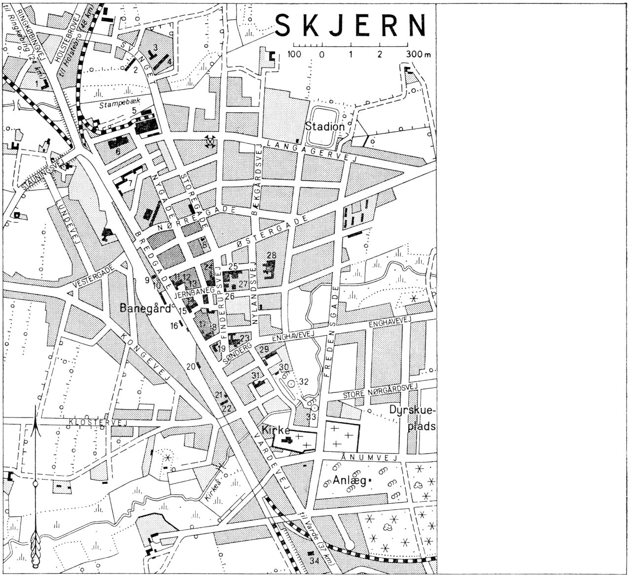 (Kort). 1 Skjern Fjerkræslagteri2 Th.Skjøde Knudsen (Kunsthåndværk)3 Tæppefabrik4 Møbelfabrik5 Andelssvineslagteri6 Samlestald7 Byskolen8 Teknisk Skole9 Posthus og telegrafstation10 Skjern og omegns Sparekasse11 Turistbureau12 Missionshotellet13 Skjern Bank14 Varde Bank15 Hotel Skjern16 Rutebilstation17 Ringkøbing Bank18 Grønlunds Hotel19 Politigården. Dommerkontor20 Falcks Redningskorps21 Apotek22 Skjernå Skolen23 Grenes Maskinfabrik24 Skjern Trikotagefarveri25 Maskinfabrikken Herborg26 Kommunekontor27 Bibliotek28 Jern- og Stålforretning29 Kirkeskolen30 Museum31 De gamles Hjem32 Buste (Frederik VII)33 Mindesten (Sigurd Berg)34 BørnehjemG. E. C. Gads ForlagRevideret 1961. Geodætisk Institut. Eneret