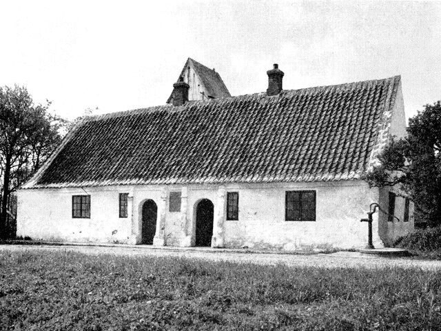 (Foto). Stiernhielms Hospital ved Nørlem kirke, hvis tårn ses over taget.