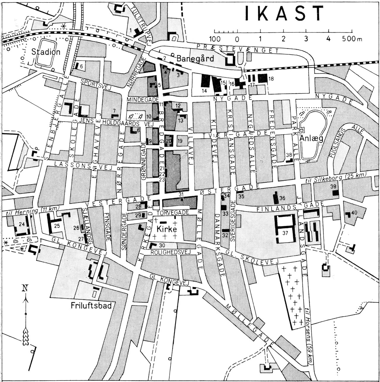 (Kort). 1 Trikotagefabrik2 Posthus og telegrafstation3 Trikotagefabrik4 Hotel Ikast5 Trikotagefabrik6 Ikast Møbelfabrik7 Trikotagefabrik8 Trikotagefabrik9 Trikotagefabrik10 Bibliotek11 Hammerum Herreds Spare- og lånekasse12 Trikotagefabrik13 Trikotagefabrik14 Frisenborg Fabrikker15 Dansk Vigogne-Spinderi16 Midtjysk Farveri17 Offentlig slagtehus18 Ikast kartoffelsorteringscentral19 Trikotagefabrik20 Ikast Handels- og landbrugsbank21 Ikast Sogns Spare- og Lånekasse22 Apotek23 Ikast Folkebank24 Trikotagefabrik25 Vestre Skole26 Falcks Redningskorps27 Børnehave28 Hotel Medi29 Kommunekontor. Politikontor30 De gamles Hjem31 Rutebilstation32 Tæppefabrikken Bradford33 Trikotagefabrik34 Trikotagefabrik35 Trikotagefabrik36 Trikotagefabrik37 Østre Skole38 Trikotagefabrik39 Ikast Silkevæveri40 TrikotagefabrikG.E.C. Gads ForlagRevideret 1961. Geodætisk Institut. Eneret