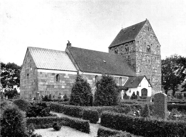 (Foto). Assing kirke.