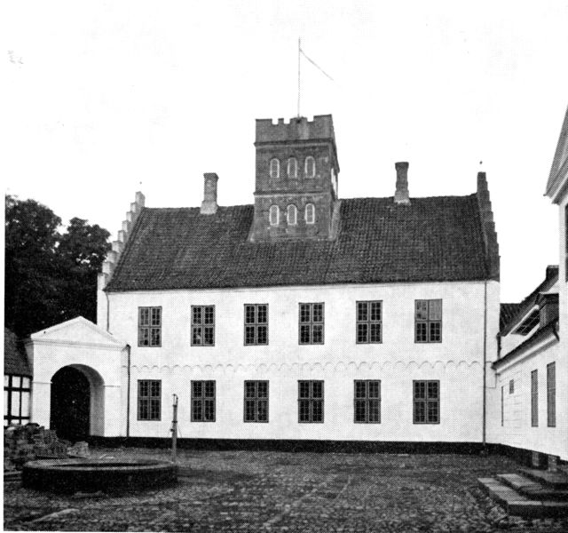 (Foto). Nørre Vosborgs østfløj set fra borggården før tårnets nedtagning 1960.