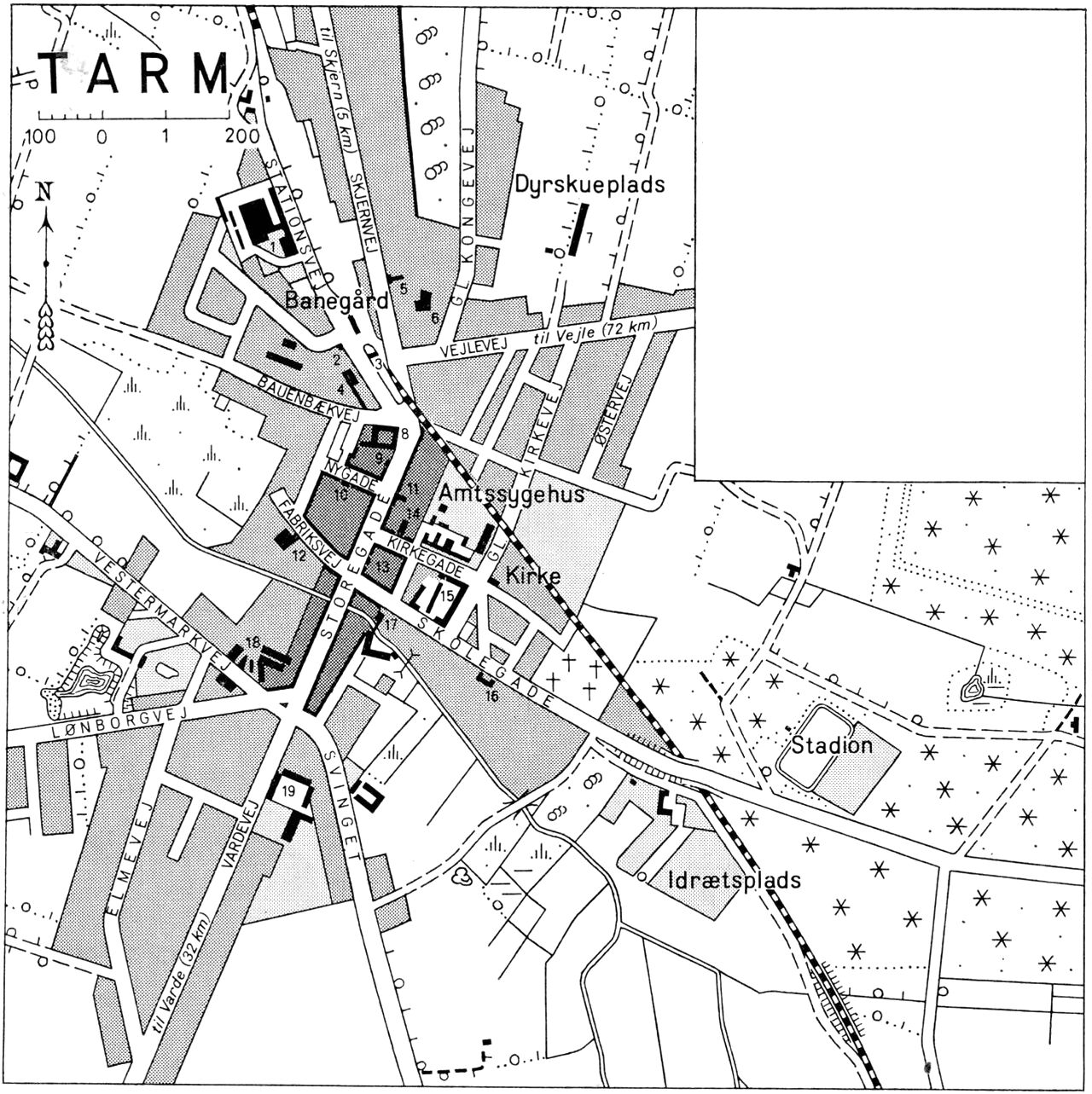 (Kort). 1 F. D. B. (Møbelfabrik)2 Politistation3 Posthus og telegrafstation4 Trælasthandel5 Falcks Redningskorps6 Møbelfabrik7 Kartoffelcentral8 Bechs Hotel9 Tarm Bank10 Rutebilstation11 Apotek12 Sitamo (Møbelfabrik)13 Tarm og omegns Sparekasse14 Andelsmejeri15 Vestjysk Gymnasium. Statskostskole16 Kommunekontor. De gamles Hjem17 Tarm Kedel- og beholderfabrik18 Møllestens- og maskinfabrik19 Kommuneskole. BibliotekG.E.C.Gads ForlagRevideret 1961. Geodætisk Institut. Eneret