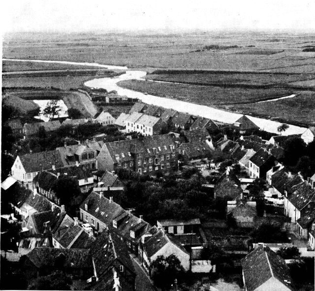 (Foto). Udsigt fra Ribe domkirkes tårn over engene omkring Ribe å og det flade landskab mod nordvest ud mod havet.