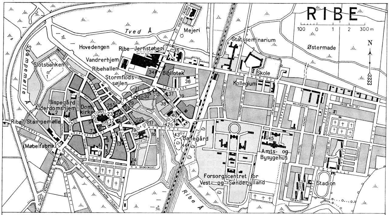 (Kort). 1 Mindesten (Dronning Dagmar)2 Ribe Amts Vej- og Vandinspektorat3 Redningskorps4 Ribe Kathedralskole5 Amtsgård6 Posthus og telegrafstation7 Klubbens Hotel8 Museum9 Sparekassens Friboliger10 Mindesten (Hans Tausen)11 Mindesten (Hans Adolf Brorson)12 Rådhus. Museum13 Skole14 Hotel Hundegades Kro15 Sankt Catharinæ Kirke og Klostergård16 Teknisk Skole17 Mindesten (Emil Chr. Hansen)18 Skt. Catharinæbrønden19 Mindesten (1848 og -64)20 Hotel Munken21 Ribe Discontobank22 Hotel Stenbohus23 Landbosparekassen24 Hotel Dagmar25 Hotel Weis Stue26 Apotek27 Sydjysk Landmandsbank28 F.D.M. (Turistkontor)29 Toldkammer30 Midtmøllen31 Spare- og Lånekassen for Ribe og Omegn32 Hotel Postgården33 Ydermøllen34 Ny Højskolehjem35 Brandstation36 Markedsplads37 Dommerkontor38 Ribe Kunstmuseum39 Politistation og Amtstue40 Alderdomshjem41 Teknisk Forvaltning42 Mindesten (H. A. Krüger)43 Mindesten (Anders Sørensen Wedel)44 Rutebilstation45 Mindesten (Peter Nielsen)G.E.C. Gads ForlagRevideret 1963. Geodætisk Institut. Eneret