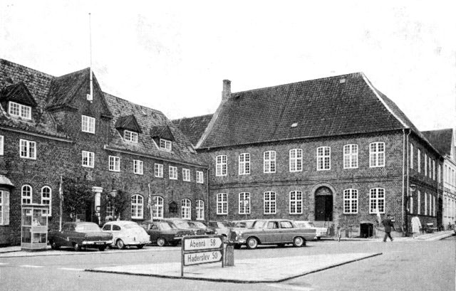 (Foto). Torvet med hotel Dagmar (1581) t. v. og Porsborg (ca. 1590) t. h.