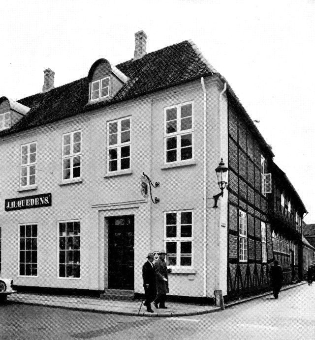 (Foto). Quedens’ gårds façade mod Storegade med den gamle bindingsværkslænge langs Sortebrødregade til højre.