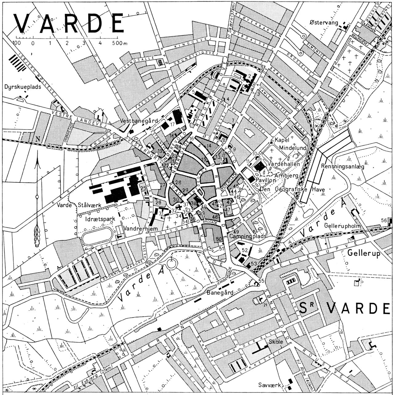 (Kort). 1 Trinbræt2 Amtssygehus3 Mindesten (overlæge M. C. Christophersen)4 Varde Gamle Mølle5 Varde Trælast A/S6 Brandstation7 Dommerkontor8 Alderdomshjem9 Baptistkirke10 Museum11 Bibliotek12 Hvilehjem13 Højskolehjemmet14 K.F.U.K.15 Håndværkerforeningen16 Politistation. Retslokale17 Markedshaller18 Missionshus19 Vestbanegades Hotel20 Hotel Varde Gæstgivergård21 Redningskorps22 Junie Auguste Hansens Stiftelse23 Varde Andelsmejeri24 Forsamlingsgård25 Palludans Stiftelse26 Handelsskole27 Hotel Vestjylland28 Varde Apotek29 Varde Bank30 Handelsbanken31 Skole32 Skt. Jacobi Kirke33 Mindesten (Frederik VII)34 Rådhus35 Sillasens Hus36 Hotel Varde37 Centralhotellet38 Varde Svineslagteri39 Andelsbanken40 Spare- og Lånekassen for Varde og Omegn41 Den Kampmannske Gård42 Posthus og telegrafstation43 Håndværkerbank. Turistkontor44 Amtstue45 Mindesten (Wallensteins Skanse)46 Friluftsteater47 K.F.U.M.48 Missionshotel49 Hotel Phønix50 Toldkammer51 Havnepladsen52 Vestjydsk Trælasthandel53 Jernbanehotellet54 Rutebilstation55 Hotel Platzborg56 Varde KrølhårsfabrikG.E.C. Gads ForlagRevideret 1963. Geodætisk Institut. Eneret