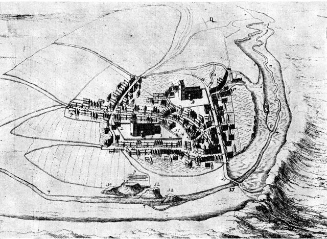 (tegning). Varde ca. 1670, set i fugleperspektiv fra syd. Til venstre ses Skt. Jacobi kirke på Torvet, og nord i byen Skt. Nicolai kirke. I forgrunden Vardehus’ voldsted ved åen. Efter Resen.