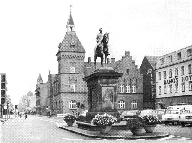 (Foto). Parti af Torvet i Esbjerg med rådhuset bag Christian IX’s rytterstatue.