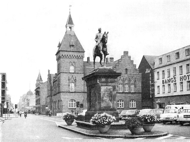 (Foto). Parti af Torvet i Esbjerg med rådhuset bag Christian IX’s rytterstatue.