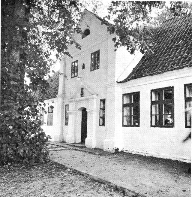(Foto). Parti med hovedindgangen til hovedbygningen på Hesselmed (fra gårdsiden).
