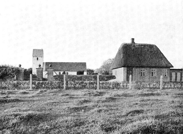 (Foto). Hodde kirke og den gamle skole.