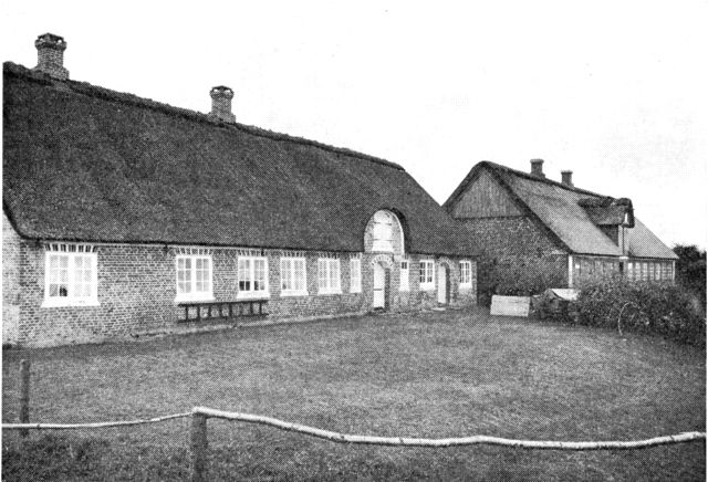 (Foto). Fredede Fanøhuse i Sønderho (Østerland) set fra sydvest. Huset til højre har stald m.v. i vestenden.