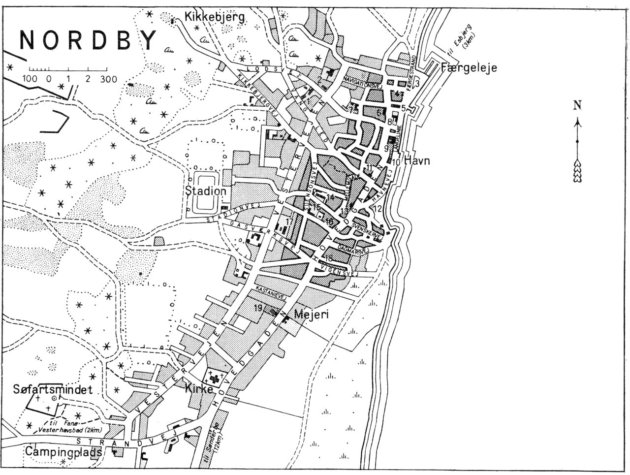 (Kort). 1 Alderdomshjem2 Navigationsskole3 Rutebilstation4 Turistkontor5 Toldkontor6 Posthus og telegrafstation7 Bryggeri8 Hotel Nordby9 Hotel Krogaarden10 Kommunekontor11 Handelsbanken12 Fanø Apotek13 Sparekassen14 Skole15 Bibliotek. Industriforeningen16 Politistation17 Realskole18 Landmandsbanken19 Statens Helbredelsesanstalt for DrankereG.E.C. Gads ForlagRevideret 1963. Geodætisk Institut. Eneret