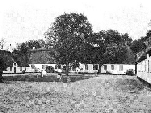 (Foto). Den tidligere præstegård i Lejrskov, der bl.a. en årrække var forfatteren Jakob Knudsens barndomshjem.