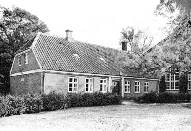 (Foto). Askov højskoles ældste bygning, hvori højskolen åbnedes 1865.
