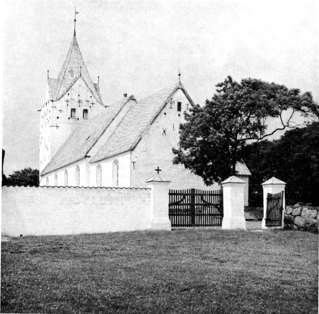 (Foto). Vester Vedsted kirke set fra pladsen ved præstegården.