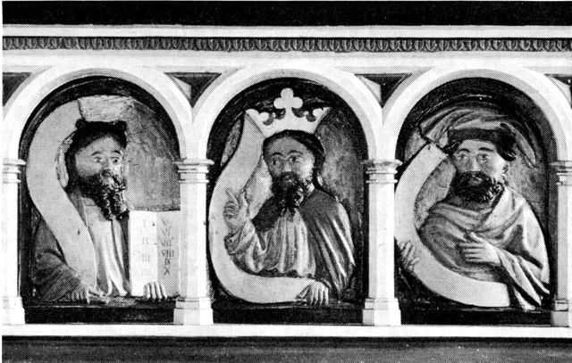 (Foto). Tre af de middelalderlige relieffer af gammeltestamentlige personer i altertavlen i Vester Vedsted kirke (fra venstre Moses og formentlig kong David).