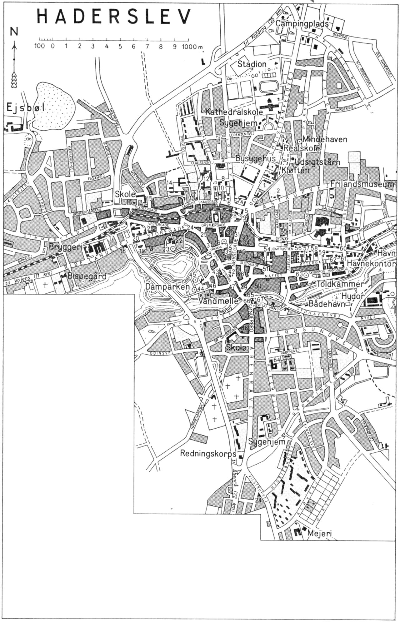 (Kort). 1. Catharinahjemmet2. Sønderjyllands Kreditforening3. Genforeningsmindesmærke4. Politikontor5. Dommerkontor. Arrest6. Plejehjem7. Eksternatskole8. Louiseskolen9. Haderslevhallen10. Vandrerhjem11. Teknisk Skole12. Statsseminarium13. Frimenighedskirke14. Rideskole15. Handelsskole16. Menighedssal17. Banegård18. Haderslev Stiftamt Stiftamtmandsbolig19. Skt. Severin Kirke20. Amtssygehus21. Hotel Viborg22. Hotel Norden23. Statue (Hjort Lorenzen)24. Haderslev Bank25. Hotel Harmonien m. Teatersal26. Kathedralskole27. Den Apostolske Kirke28. Haderslev Bystation29. Rutebilstation30. Posthus og Telegrafstation31. Haderslev Creditbank32. Sparekassen for Haderslev Byes Omegn33. Haderslev Bys Spare- og Lånekasse34. Haderslev Bank Amtstue35. Haderslev Amts Sparekasse36. Turistbureau37. Hotel Flensborg38. Andelsbanken39. Løveapotek40. Høppners Hotel41. Handelsbanken42. Vor Frue Kirke43. Hjorteapotek44. Mindesten (faldne 1914–18)45. Mindesten (faldne 1940–45)46. Mathias Haegers Stiftelse47. Rådhus48. Menighedshus49. Hjort Lorenzens Købmandsgård50. Karnaphuset51. Borgerforeningen. Hotel Tysk forsamlingsgård52. Frimurerloge53. Centralbibliotek54. Missionshotellet55. Skt. Marie Kirke56. Odd Fellow Loge57. A/S J. D. Koppmanns Svineslagteri58. Off. Slagtehus59. Eksportstalde60. Sømandshjem61. Markedshaller62. A/S Hansborg63. Mindestøtte (Hertug Hans den Ældre)64. Den Tyske Private Skole65. Slotsvandmøllen66. Hertug Hans Hospital Hospitalskirke67. Mindesten (faldne 9/4 1940 ved Sønderbro)68. Luthersk FrikirkeG.E.C. Gads ForlagRevideret 1964. Geodætisk Institut. Eneret