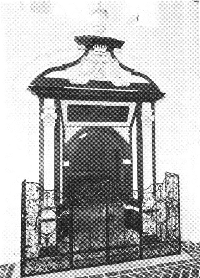 (Foto). Portal foran Vieregges kapel.