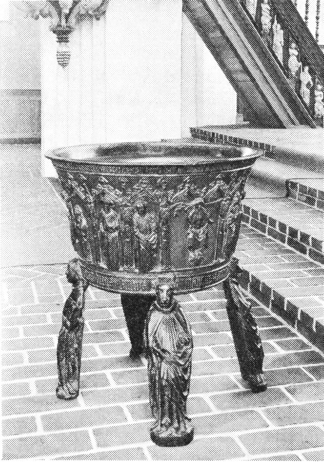 (Foto). Døbefont af bronze. Støbt 1485.