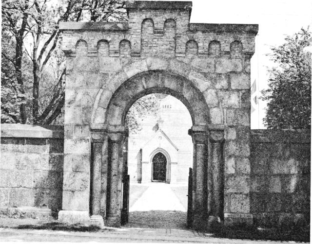 (Foto). Kirkegårdsportal i Tyrstrup. Opført med kvadre og granitsøjler fra den i 1862 nedrevne romanske kirke.