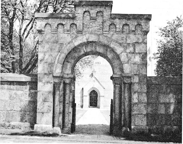 (Foto). Kirkegårdsportal i Tyrstrup. Opført med kvadre og granitsøjler fra den i 1862 nedrevne romanske kirke.