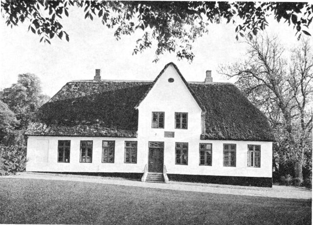 (Foto). Hoptrup præstegård. Set fra nord. Opført 1786.