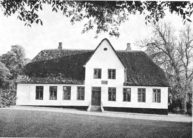 (Foto). Hoptrup præstegård. Set fra nord. Opført 1786.