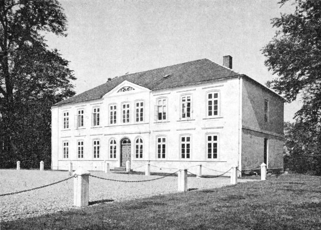 (Foto). Hovgård ved Hoptrup. Opført 1852.