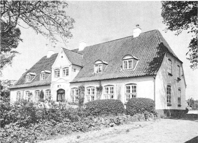 (Foto). Øsby præstegård. Opført 1765.