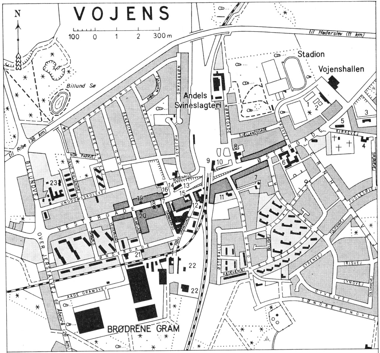 (Kort). 1. Isbane2. Friluftsbad3. De Gamles Hjem4. Ungdomsgården5. Kirke6. Borger- og Realskole. Bibliotek7. Kommunekontor8. Hotel Vojens9. Banegård10. Rutebilstation11. Præstegården12. Julius Nielsen A/S13. Politistation14. Haderslev Bank15. Hotel Pauli16. Posthus og telegrafstation17. Vojens Sparekasse18. Andelsbanken19. Handelsbanken20. Apotek21. Brandstation22. Ove Arkil A/S23. Vojens UngdomsskoleG.E.C. Gads ForlagRevideret 1960. Geodætisk Institut. Eneret