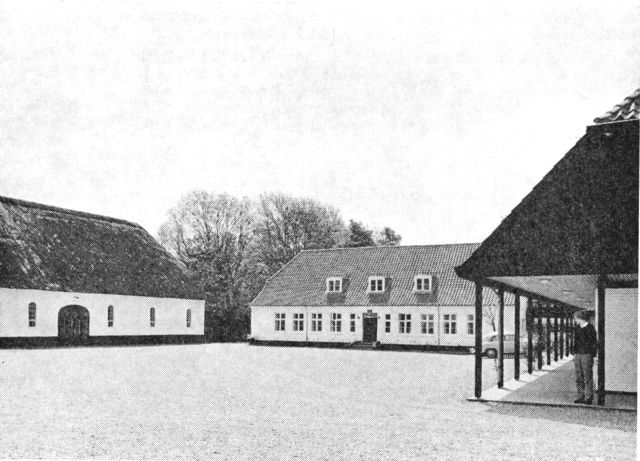 (Foto). Parti fra Rødding højskole. I baggrunden skolebygning fra Chr. Flors tid, ca. 1845.
