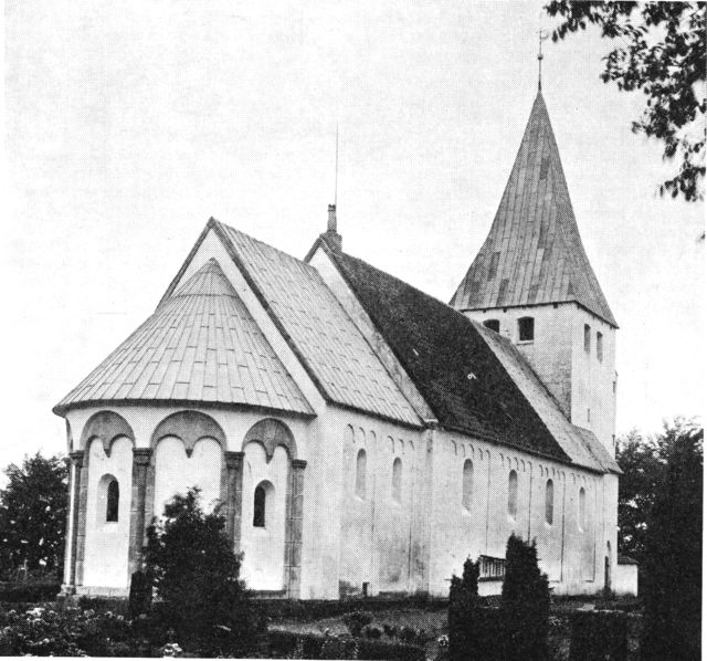 (Foto). Lintrup kirke set fra nordøst.