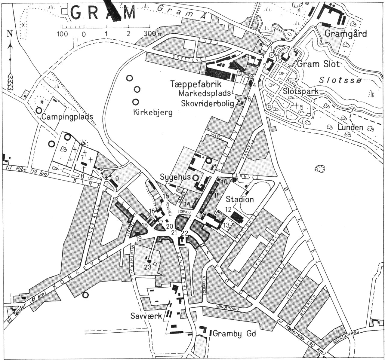 (Kort). 1. Genforeningssten2. Gram Slotskro3. Den Gamle Kro4. Apotek5. Gravsted6. Sparekassen for Frøs og Kalvslund Herreder7. Gram Kirke8. Mindelund9. Alderdomshjem10. Politistation11. Haderslev Amts Sparekasse12. Sportshal13. Borger- og Realskole Bibliotek14. Gram Bank15. Turistbureau16. Posthus og telegrafstation17. Brandstation18. Menighedshus19. Kommunekontor20. Rutebilstation21. Haderslev Bank22. Hotel Gram23. PræstegårdenG.E.C. Gads ForlagRevideret 1965. Geodætisk Institut. Eneret