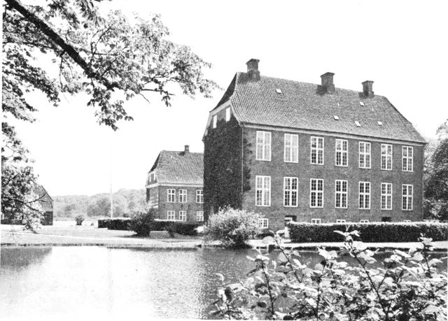 (Foto). Herregården Gram. Hovedbygningen set fra vest.