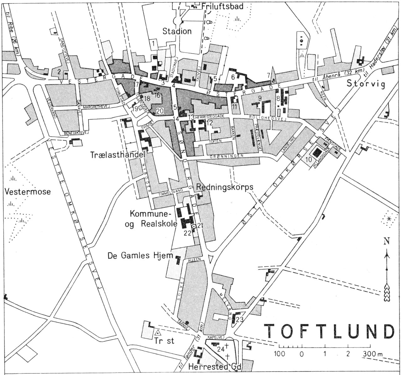 (Kort). 1. Campingplads2. Kommunekontor3. Tinghus. Politistation4. Centralhotellet5. Børnehjemmet6. Peter Henriksen A/S7. Missionshus8. Mathias P. Høeg (Butiksmontering)9. Traktola I/S10. Konfektionsfabrik11. Østerkro12. Toftlund Andelsmejeri13. Toftlund Korn A/S14. Frosch’s Hotel15. Haderslev Bank16. Apotek17. Toftlund og Omegns Sparekasse18. Posthus og telegrafstation19. Rutebilstation20. Handelsbanken21. Genforeningssten22. Bibliotek23. Dansk Landbrugs Andels Maskinkøb24. KirkeG.E.C. Gads ForlagRevideret 1964. Geodætisk Institut. Eneret