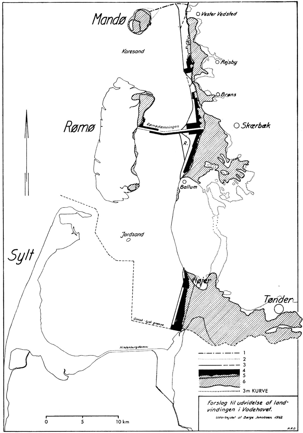 (Kort). Forslag til landvinding m.m. i Det Danske Vadehav, Børge Jakobsen, 1962. 1. Forslag til landvindings- og færdselsdæmning til Mandø. 2. Landvinding ved Mandø. 3. Forslag til nye digelinjer på strækningen Mandø-rigsgrænsen. 4. Eksisterende landvindingsfelter 1962. 5. Nuværende havdige. 6. Marskområder i Tønder amt. R. Planlagt ferskvandsreservoir for Brede Å. Man bemærker det marskløse område mellem Højer og Ballum, landvindingsfelterne ved Højer og de 2 områder nord og syd for Rømødæmningen, det isolerede forsøgsfelt ud for Rejsby samt de ca. 200 m brede landvindingsfelter på begge sider af Rømødæmningen.