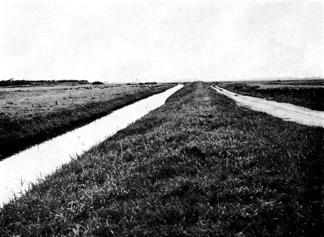 (Foto). Udsigt mod nord over Sejersbæk. Bag marskfladen til venstre ses gestranden øst for Kærgård i Emmerlev sogn.