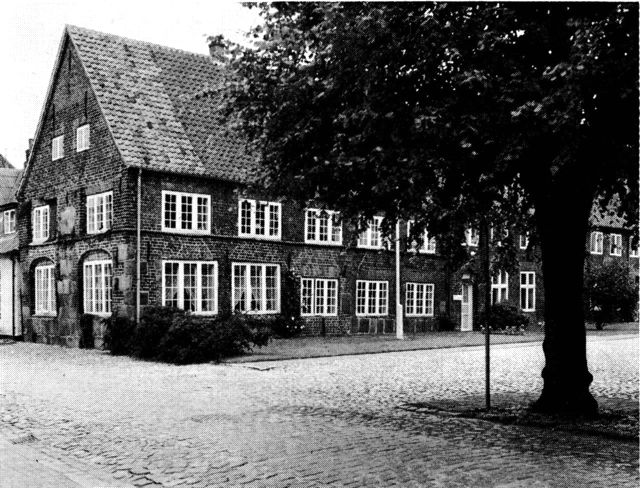 (Foto). Den tidligere latinskole (opført 1612) på Kirkepladsen.
