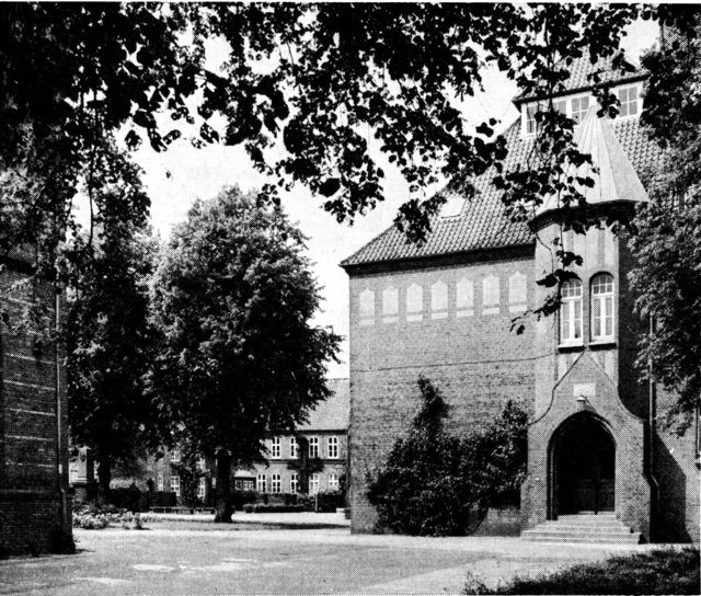 (Foto). Tønder statsseminarium. I forgrunden til højre bygningen fra 1905.
