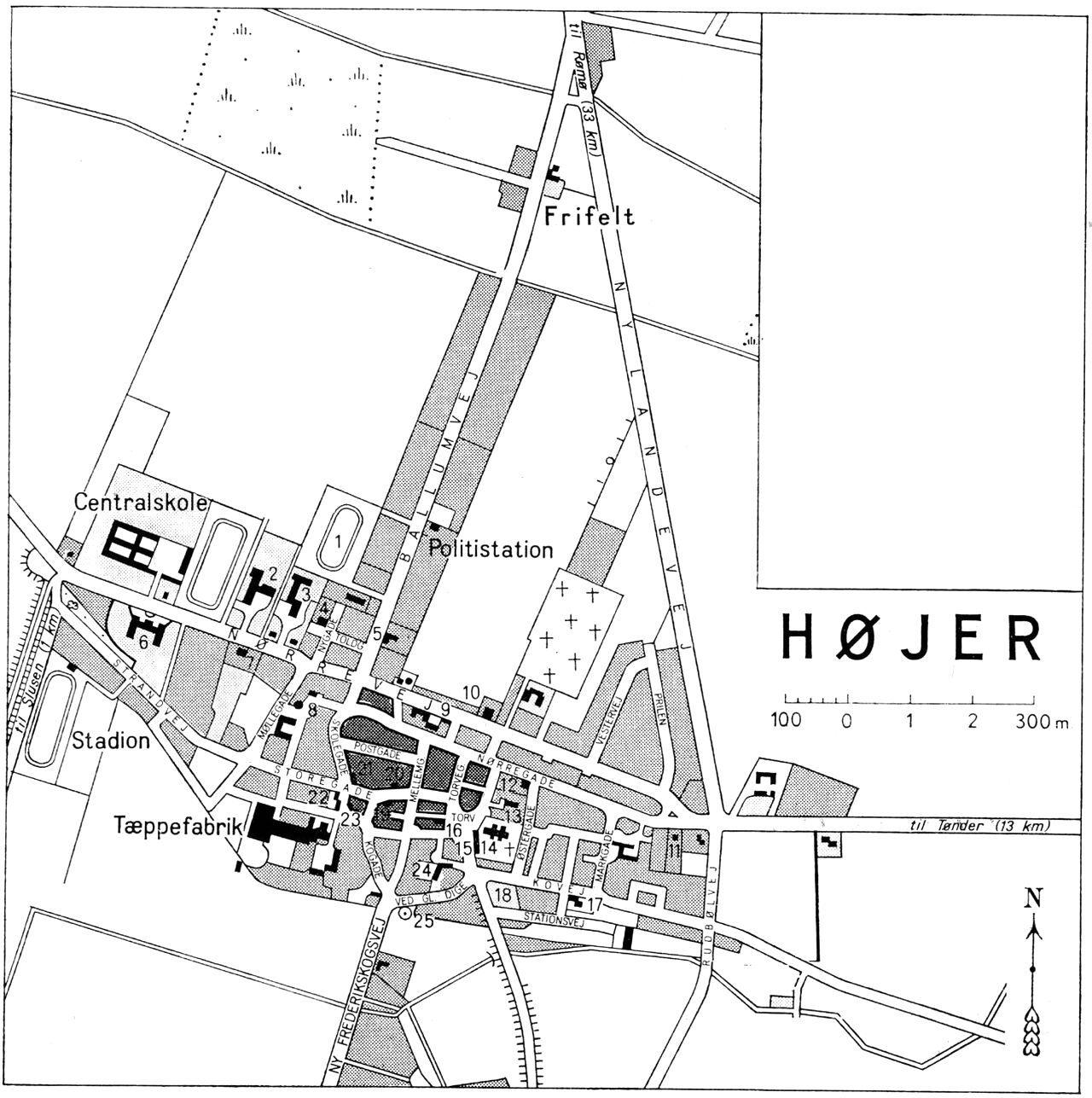 (Kort). 1. Tysk Sportsplads2. Højer Ungdomsskole3. Tysk Privatskole4. Toldkontor5. Fritidshjem6. Alderdomshjem7. Højer Børnehjem8. Højer Motormølle9. A/S F. Hinrichsen10. Brandstation11. Handelsbanken12. Apotek13. Borgmesterkontor14. Højer Kirke15. Hotel Sylt16. Ohlsens Hotel17. Højer Mejeri18. Mindelund (1914–18)19. Højer Bank20. Højer Sparekasse21. Posthus22. Centralhotel23. Tønder og Omegns Bank24. Rutebilstation25. Mindesten (Frederik VI’s landingssted 1825)G.E.C. Gads ForlagRevideret 1964. Geodætisk Institut. Eneret