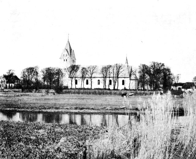 (Foto). Brøns kirke set fra syd.